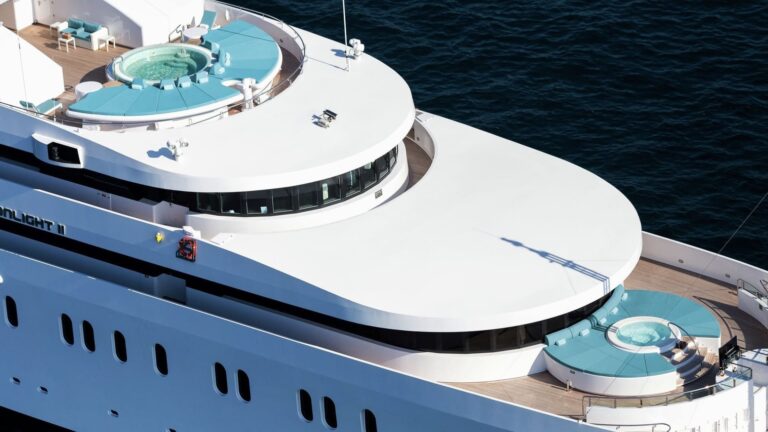 Elite Luxury Yacht. Picnic on the Waves: Easy Snack Ideas for Your Yacht Rental Dubai Trip image blog.